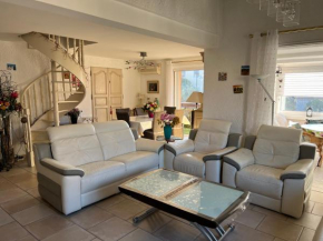 Haut de villa très bien équipé avec jardin, piscine, proche centre ville Sanary
